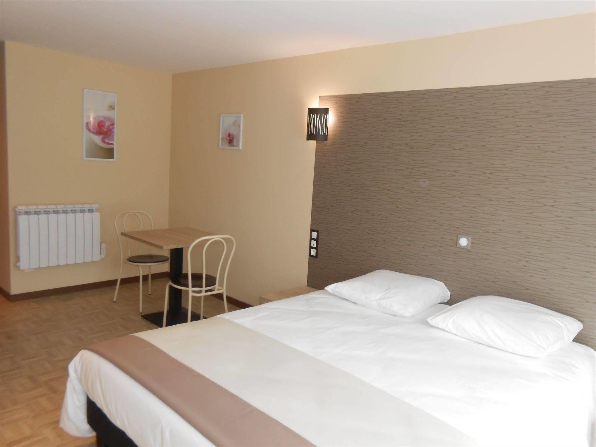 La Pause Hotell Évreux Exteriör bild